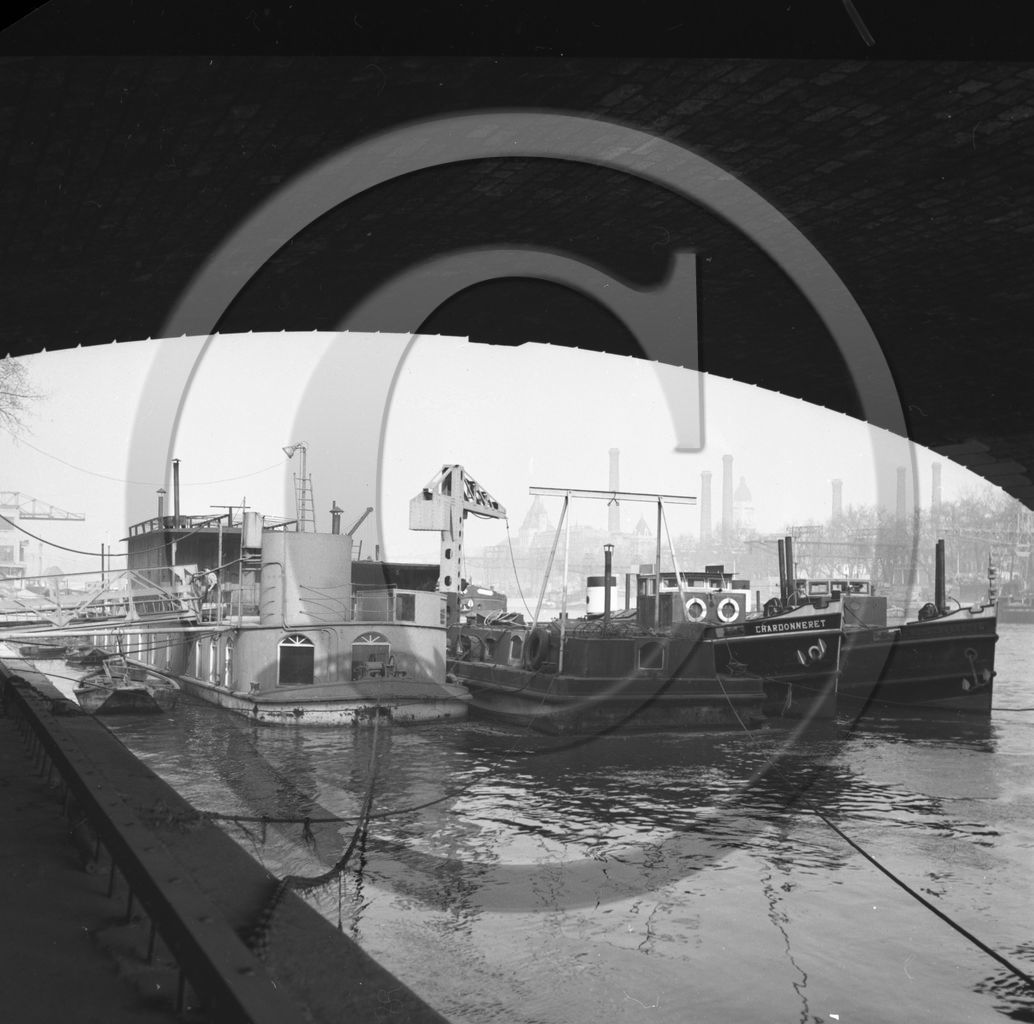 BA 1520  à quai 2 péniches et remorqueurs Chardonneret et Bergeronnette .jpg