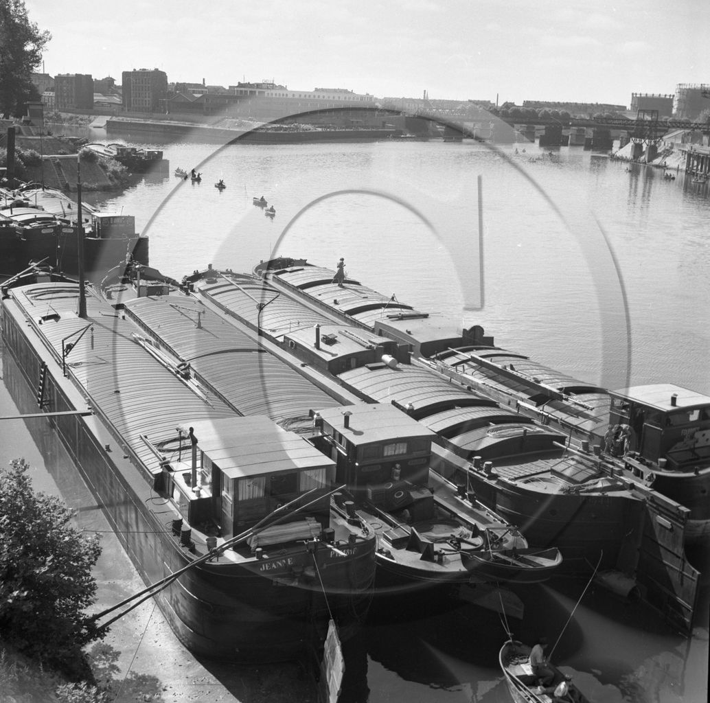 BA 1533 4 péniches à quai dont Jeanne .jpg