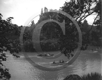 BA 1080  canotiers sur l'eau.jpg