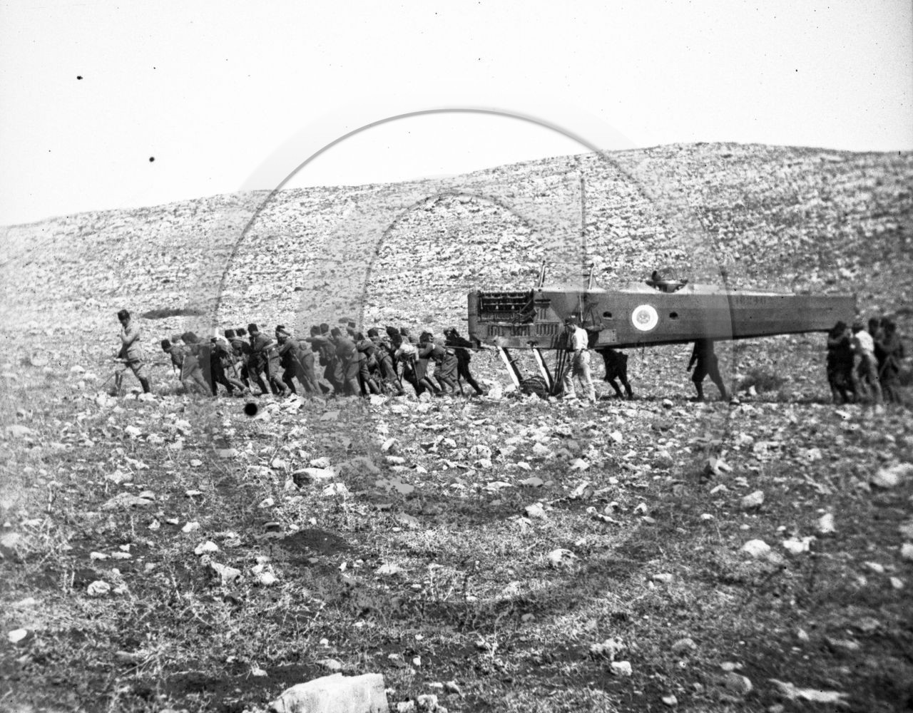 avi 163 carlingue de Breguet XIV tiré par des militaires dans un desert de pierre .jpg