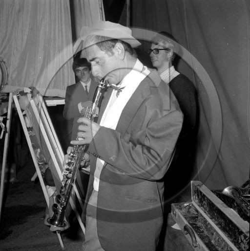 FO-CIRQUE  85 Achille Zavatta jouant du saxophone cirque Spirou Arcachon 1965   .jpg