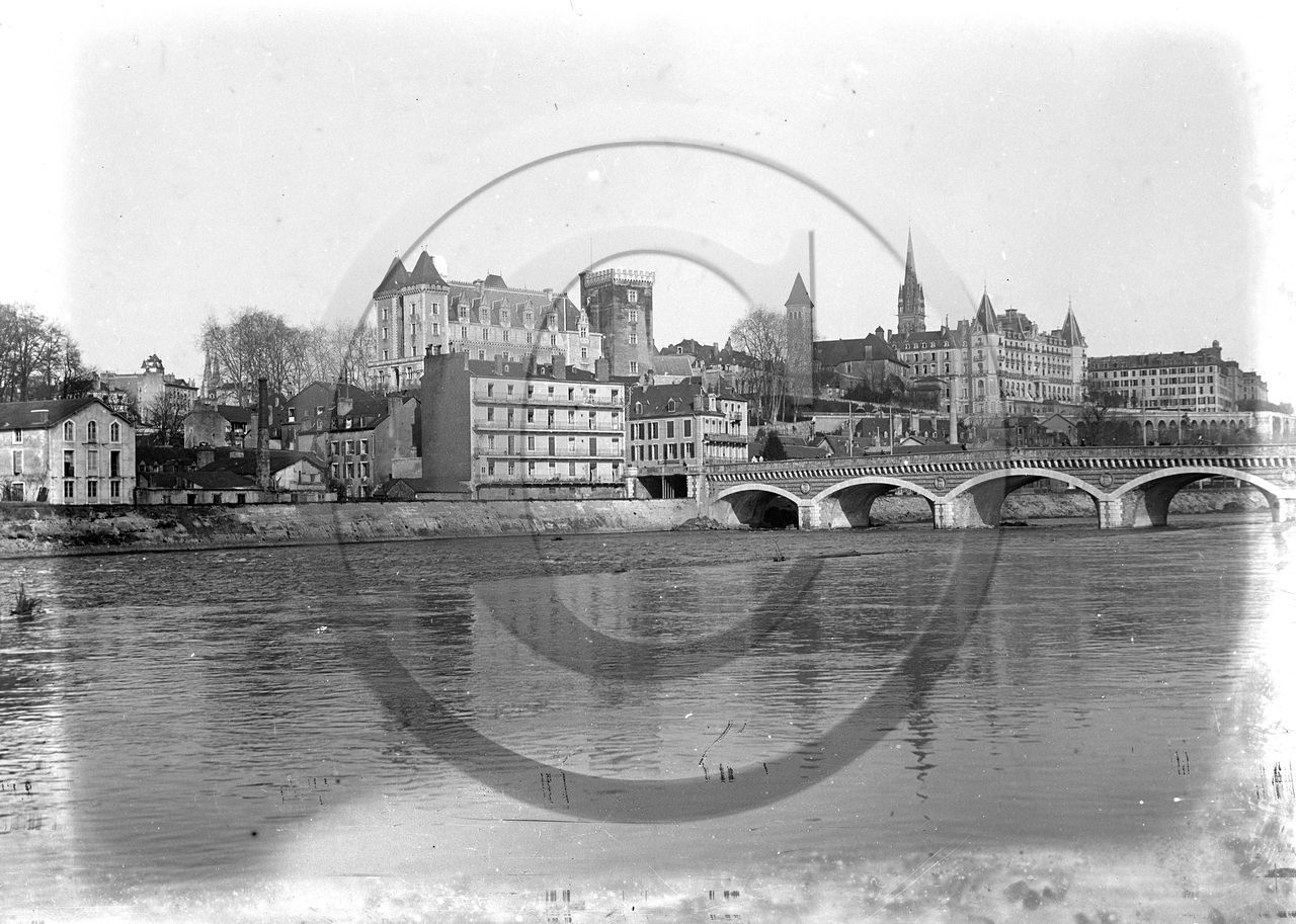 vi  1986   Pau chateau rivière  dpt 64  .jpg