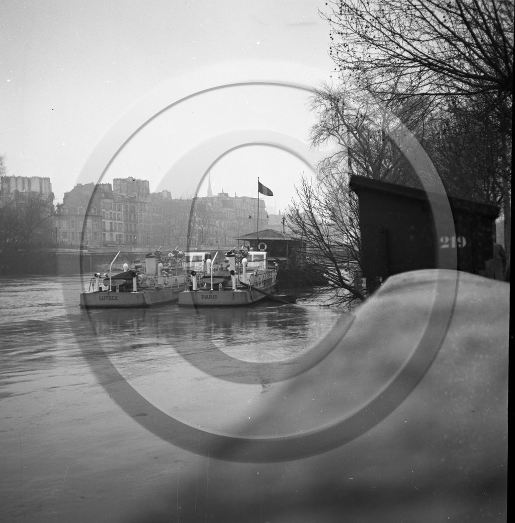 BA 1534 2 bateaux de services Lutèce et Paris .jpg