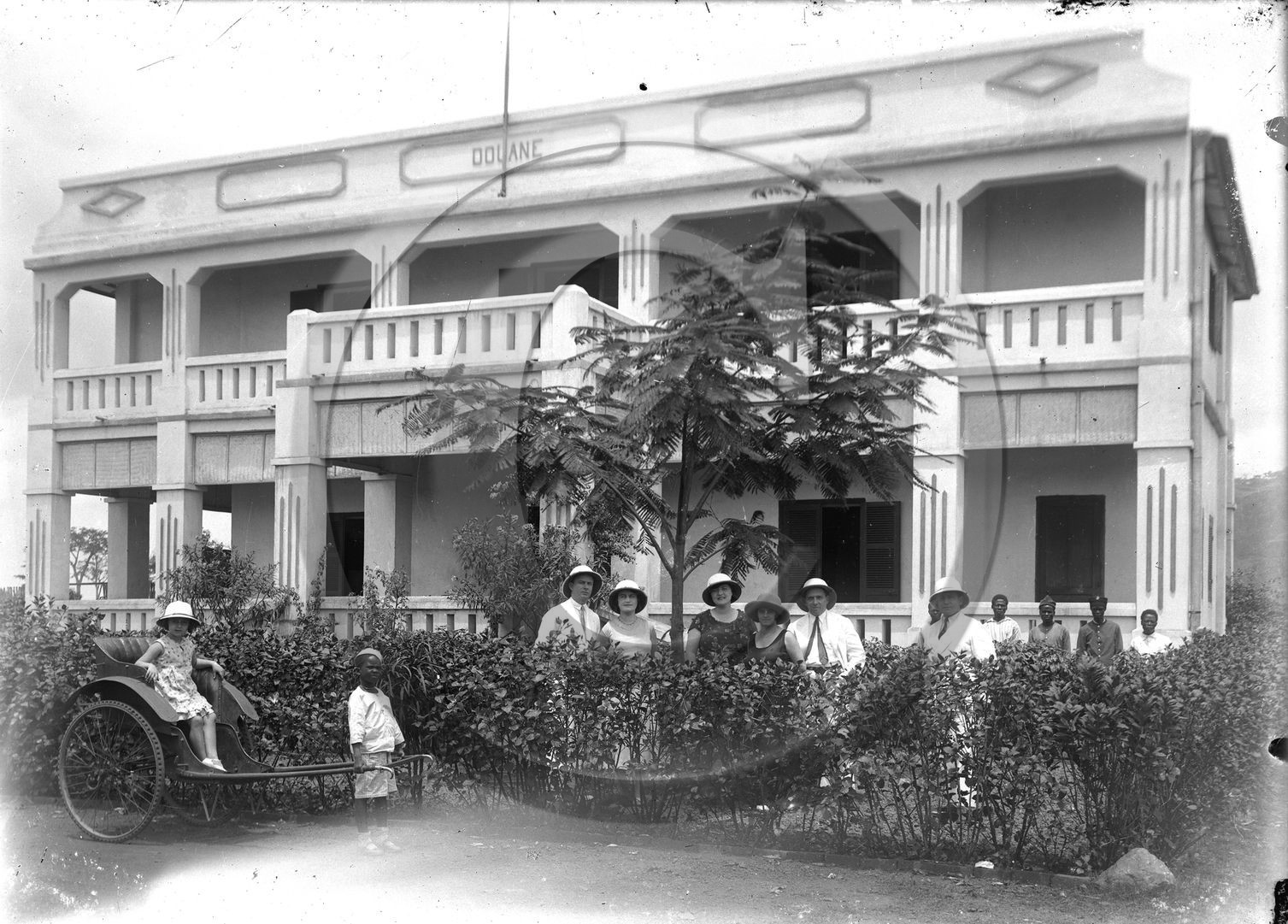 cameroun .européens et camerounais, pousse-pousse et enfants devant la douane.jpg