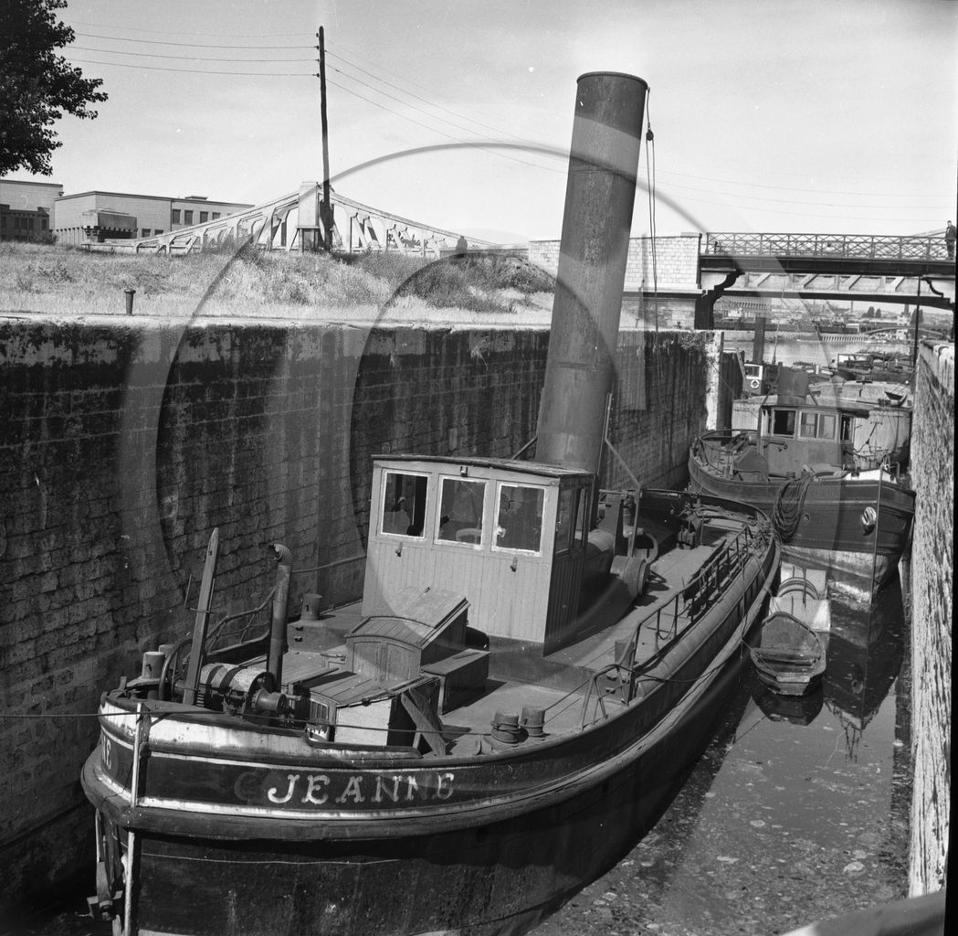 BA 1524 petit remorqueur Jeanne dans écluse .jpg