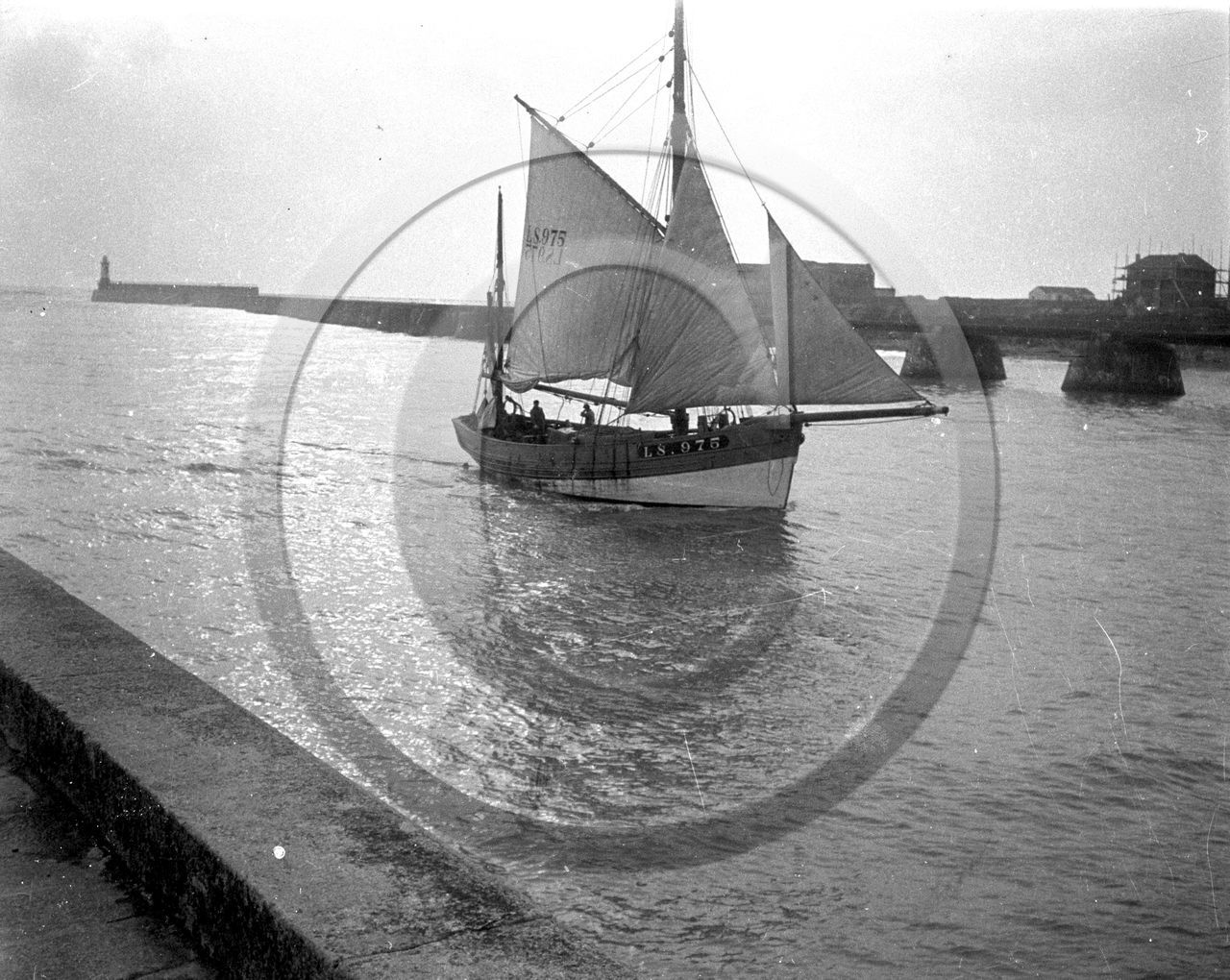 vi  1875 bateau LS 975 les Sables d Olonne entree du port dpt 85 .jpg