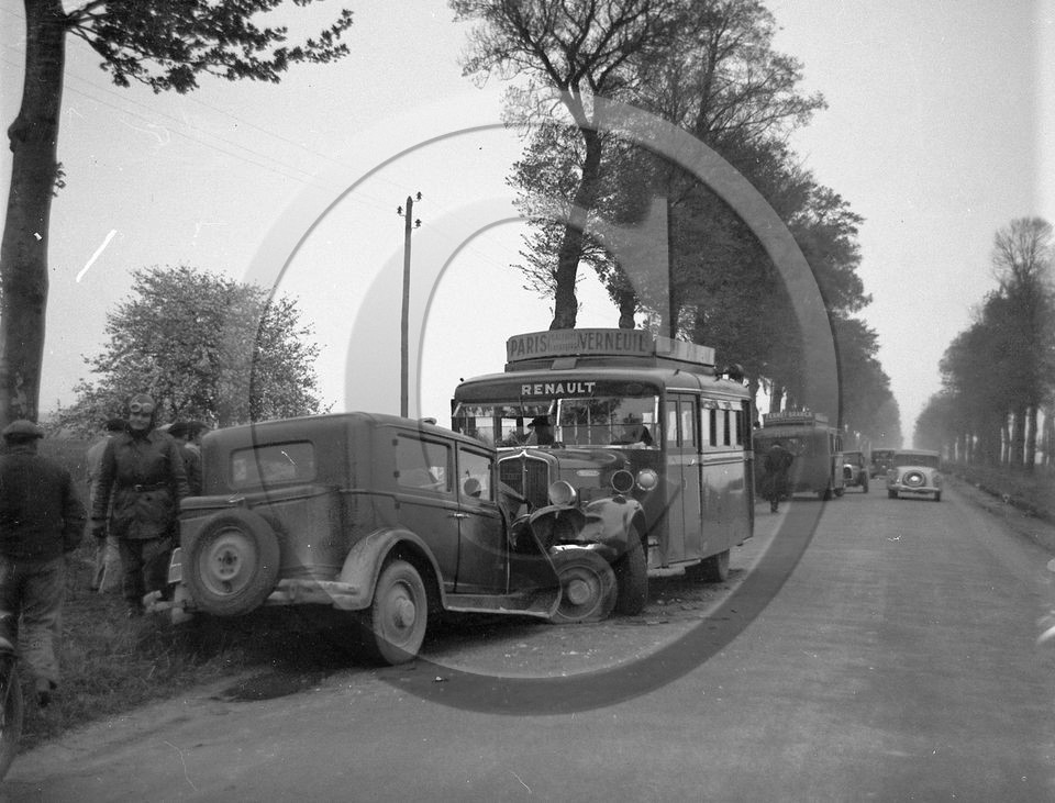 vi  1392 accident autocar Renault Paris-Verneuil .jpg