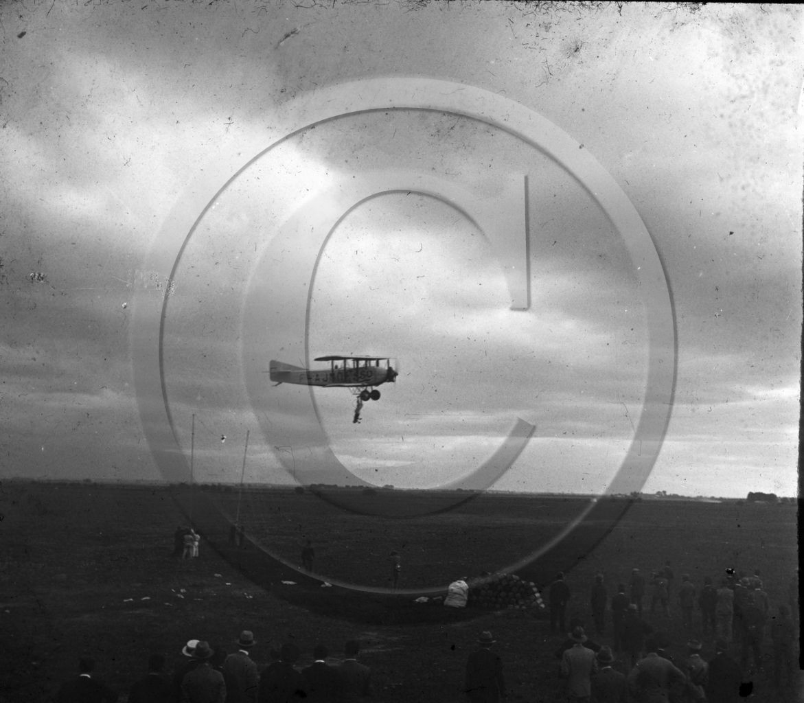 avi 205 curtiss acrobatie aerienne mai 1930Alger .jpg