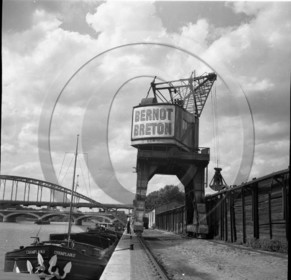 BA 1528  à quai péniche Champlain II -   grue Bernot Breton .jpg