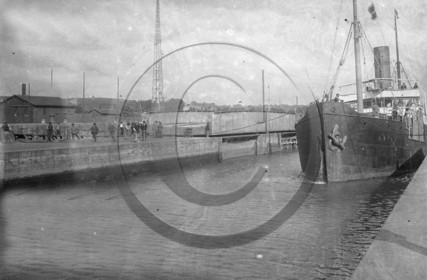 BA 1012 vapeur Loire dans une écluse.jpg