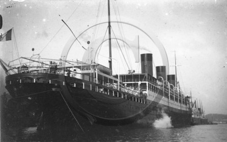 BA 710 paquebot Massilia 3 cheminees a quai .jpg