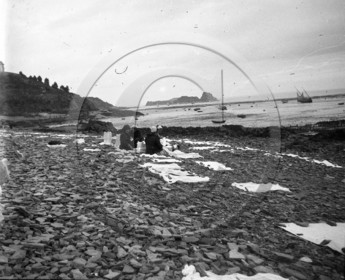 vi  2089 Cancale le linge seche sur la plage  dpt 35.jpg