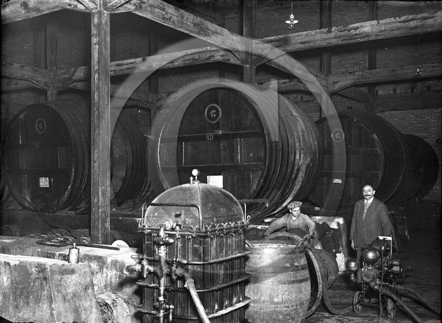 treves magasin central des cooperatives generales  armee du Rhin tonneau embouteillage.jpg