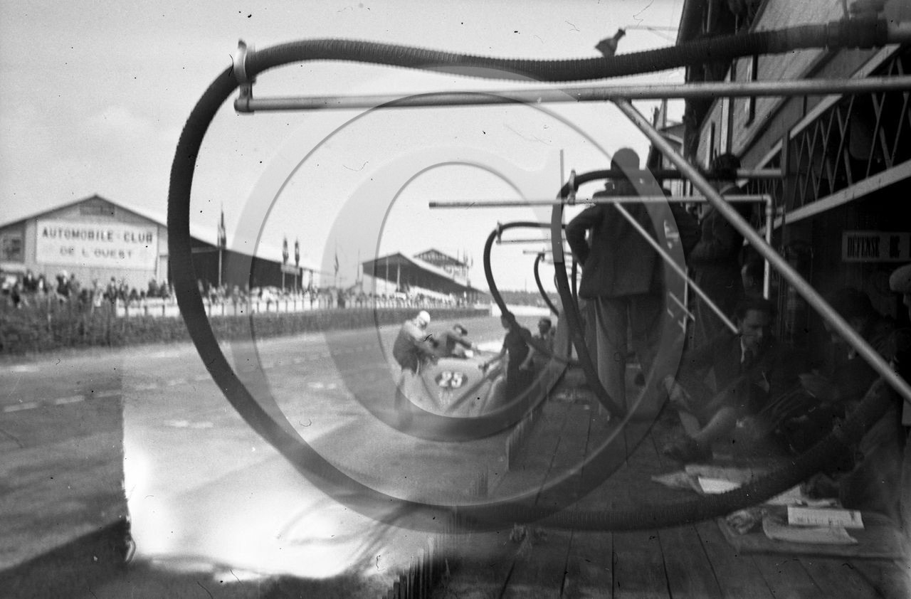 AU 2489 Darl Mat numero 25 au ravitaillement .jpg