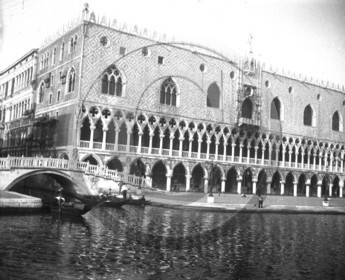 Venise palais ducal et pont della paglia  Italie .jpg