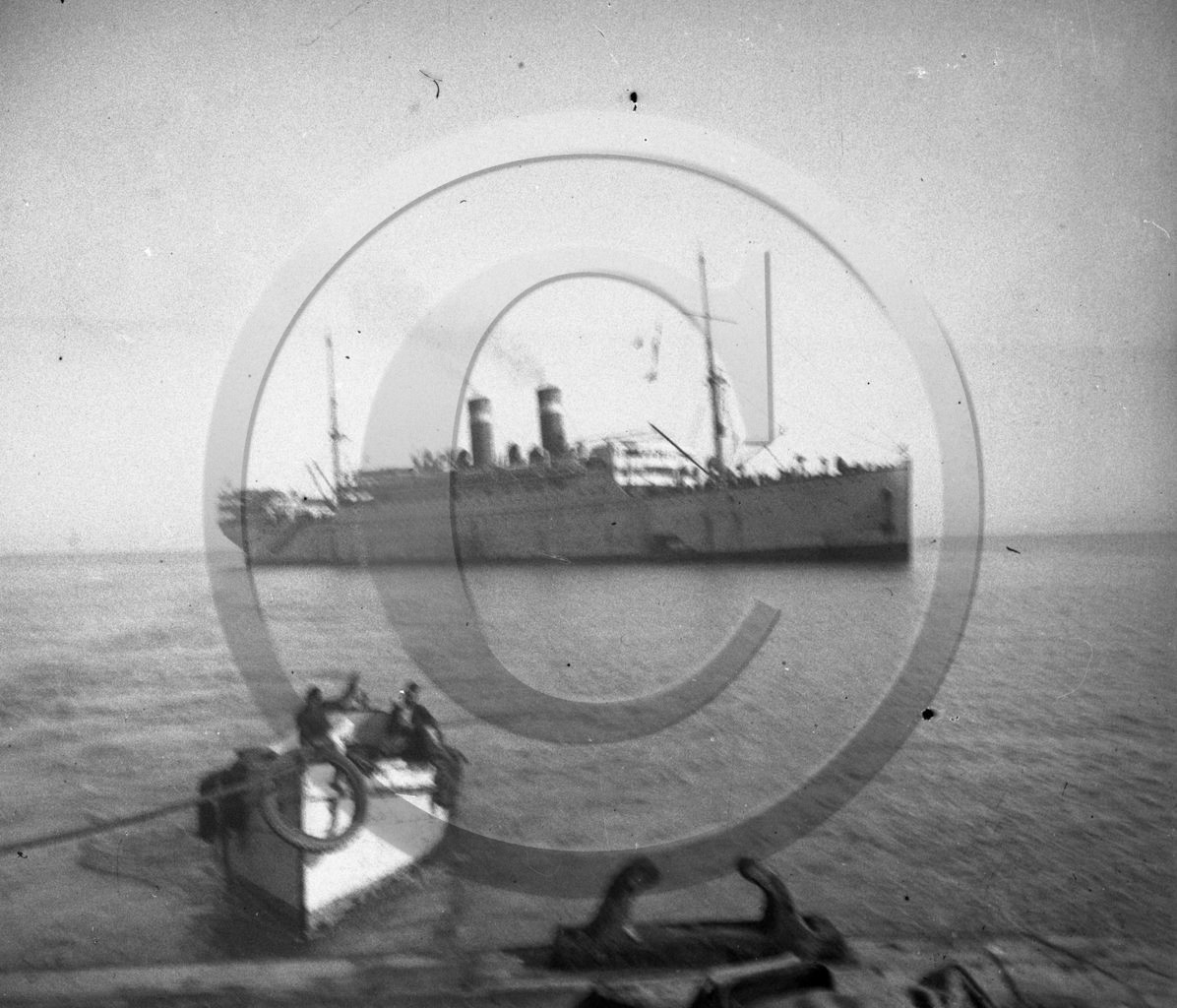 BA 717  paquebot au mouillage .jpg