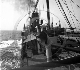 BA 869 paquebot mixte le pont .jpg