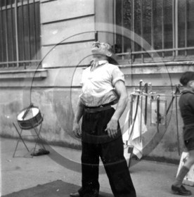 6- Paris avaleur de sabre photo Enri Dargence.jpg
