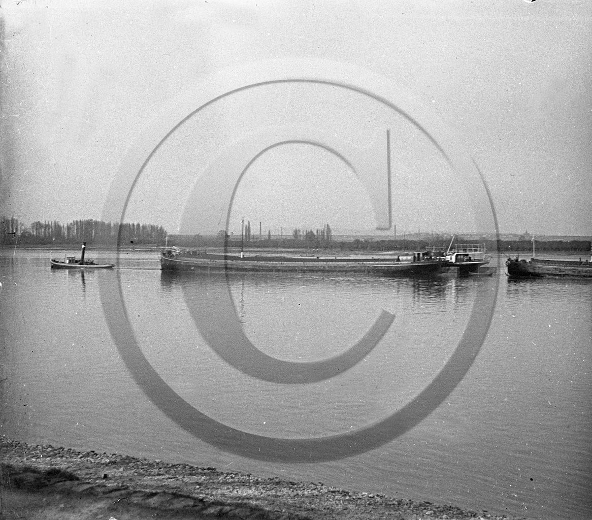 BA 331   un petit remorqueur semble tirer deux péniches à couple.jpg