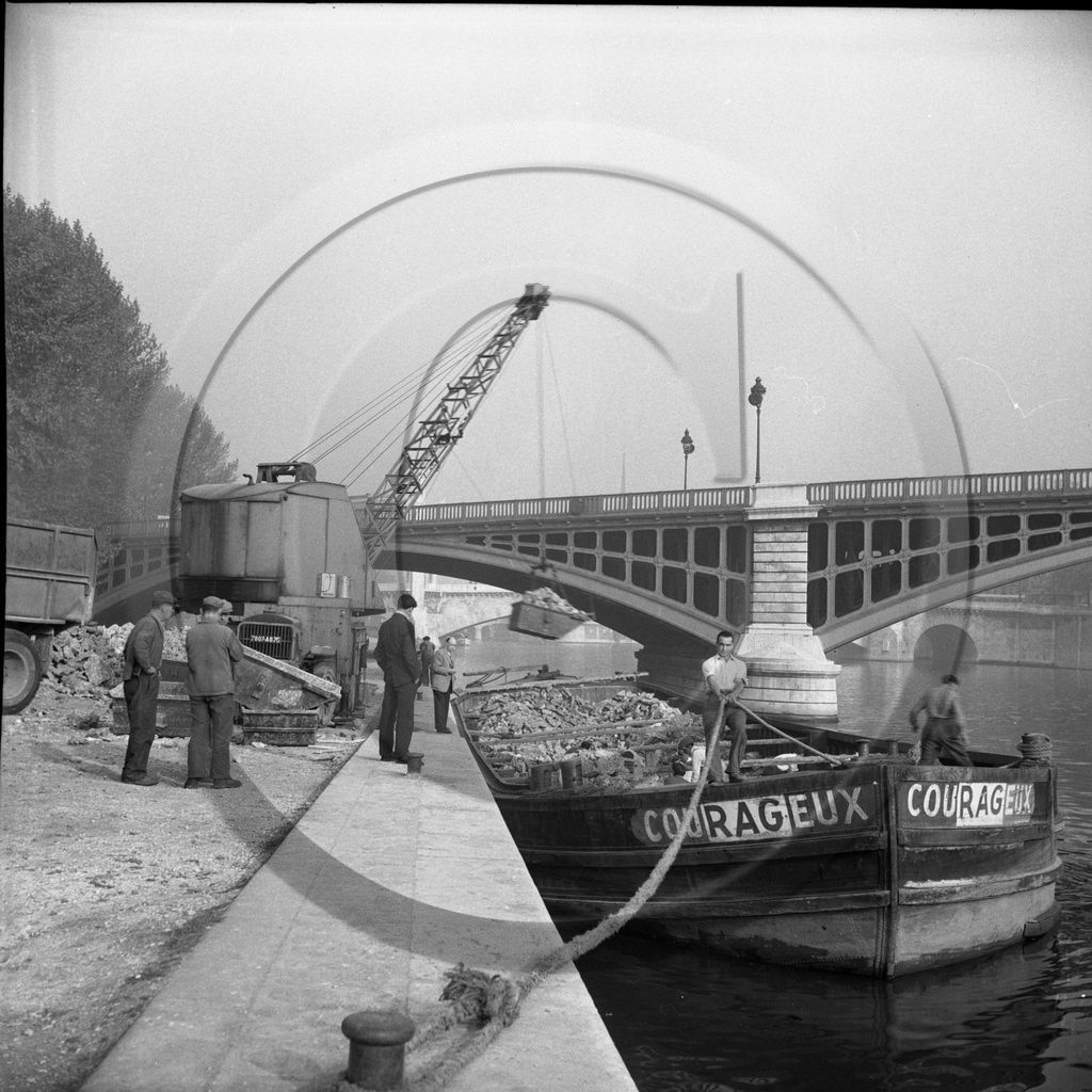 BA 1522  chargement du bateau Courageux .jpg