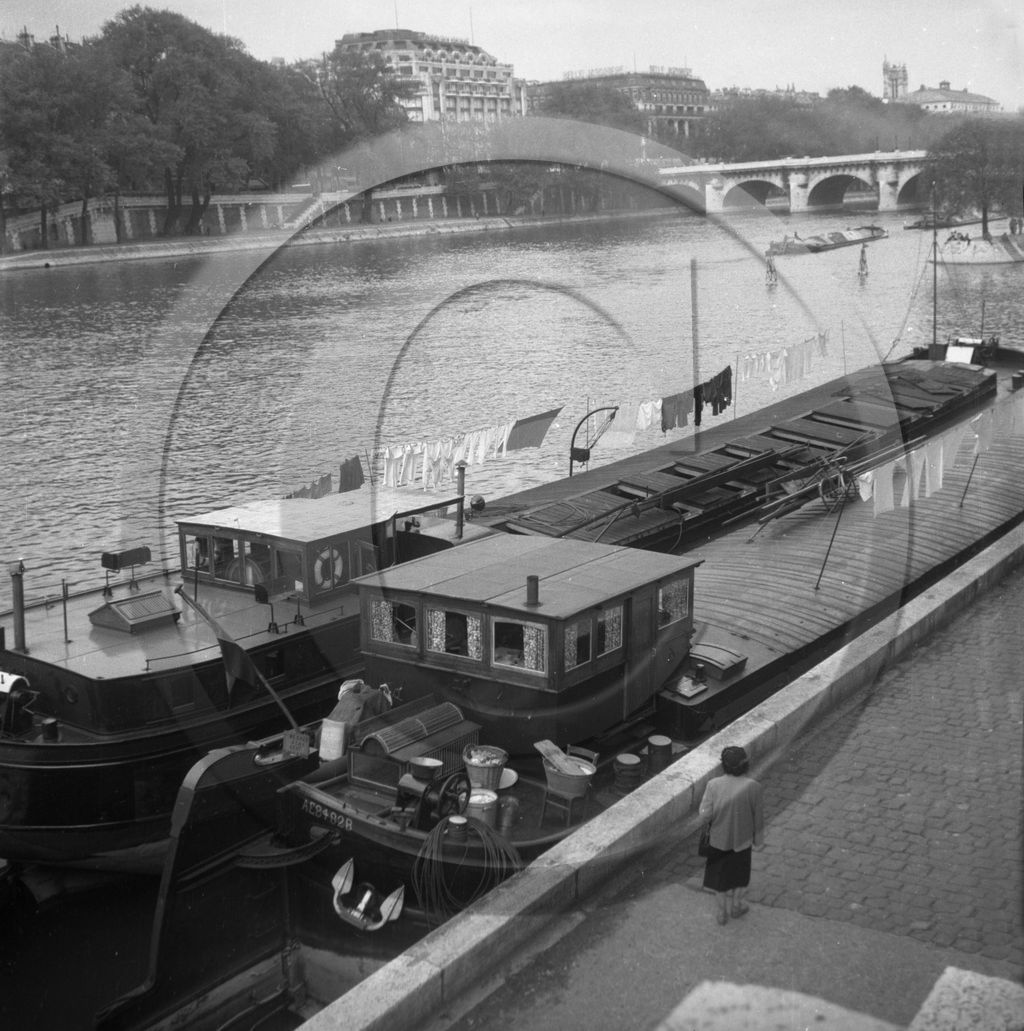 BA 324  2 belles péniches  à quai jour de lessive   Paris.jpg