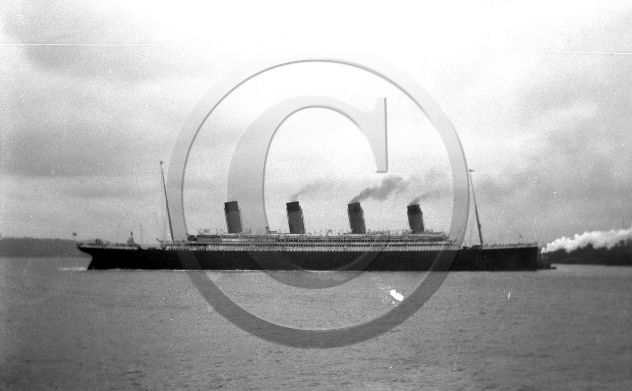 BA 606  paquebot quatre cheminees .jpg