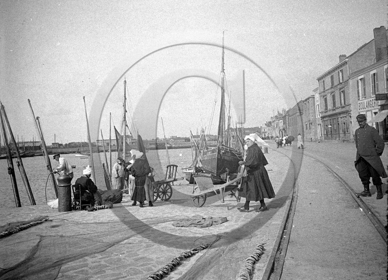 vi  1353 les sables d'olonne les quais.jpg