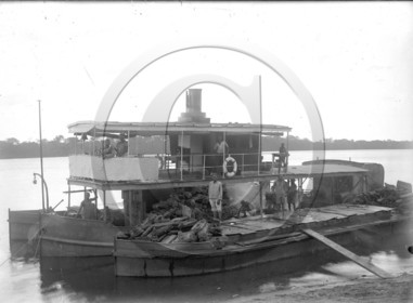 cameroun bateau contre un ponton.jpg